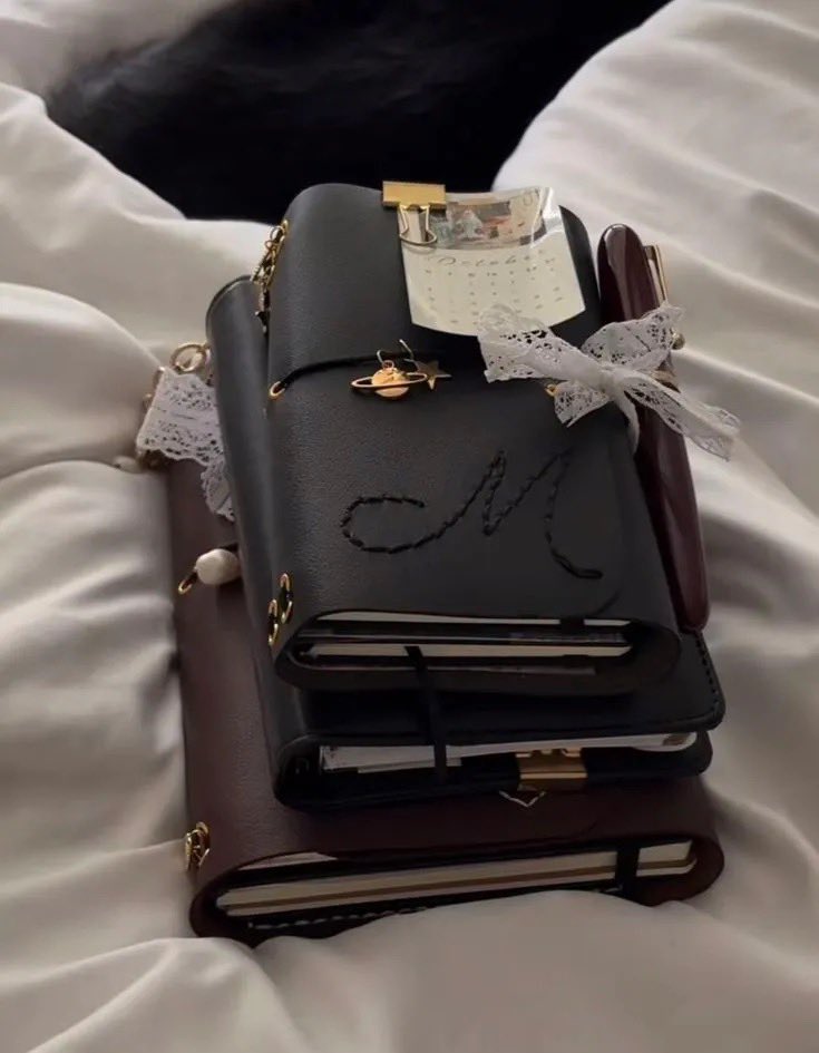 Normalise carrying a journal everywhere with you 📓📰📝🕯️