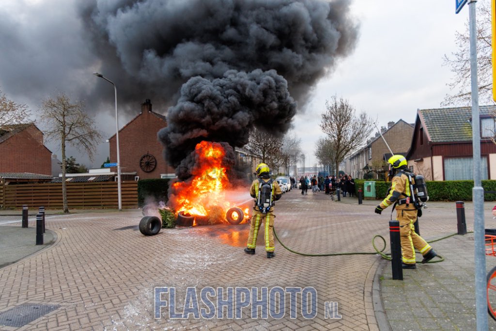 Brandweer Maasdijk blust twee vreugdevuren op straat