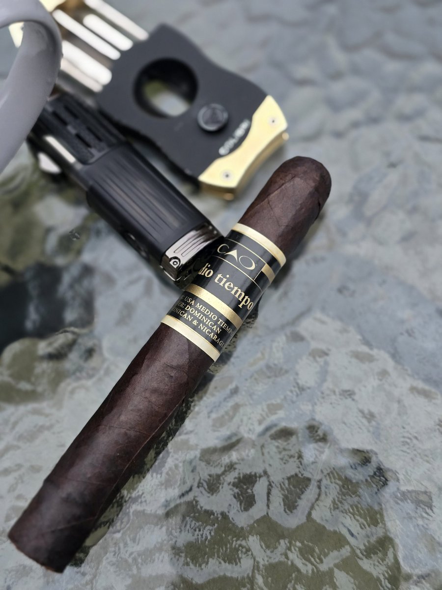 Wishing you all a happy and prosperous new year! Closing down with the cao medio tiempo cigar gifted from <a href="/kieronlee1967/">Kieron</a>. <a href="/caocigars/">CAO Cigars</a>
