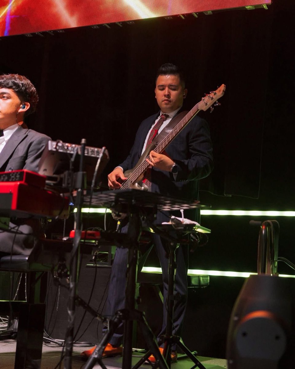 Hoy a las 8:30 p.m. tendremos nuestra Noche de Año Nuevo en el auditorio principal de la Iglesia de Royalwood. Queremos despedir este año y recibir el próximo año en la presencia del Señor. 
Después del servicio compartiremos comida — ¡habrá tamales para toda la familia!