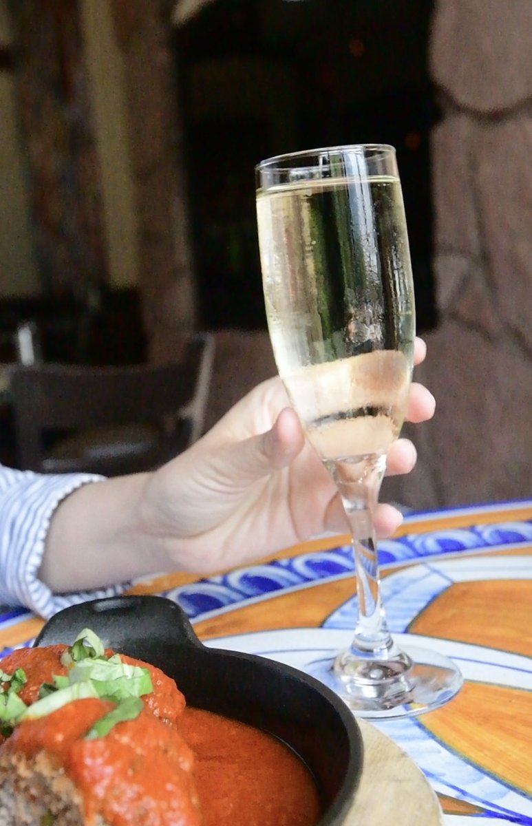 GrottoItalian's tweet image. Good food, great drinks, and the best way to welcome 2026: right here with us! 🥂