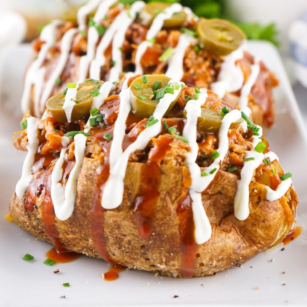 These Stuffed Baked Potatoes are loaded with everything you love, perfect for busy weeknights, game day, or a no-fuss comfort food dinner. #stuffedbakedpotatoes #bakedpotatoes #potatoes #dinner #comfortfood #pulledpork
melissassouthernstylekitchen.com/stuffed-baked-…