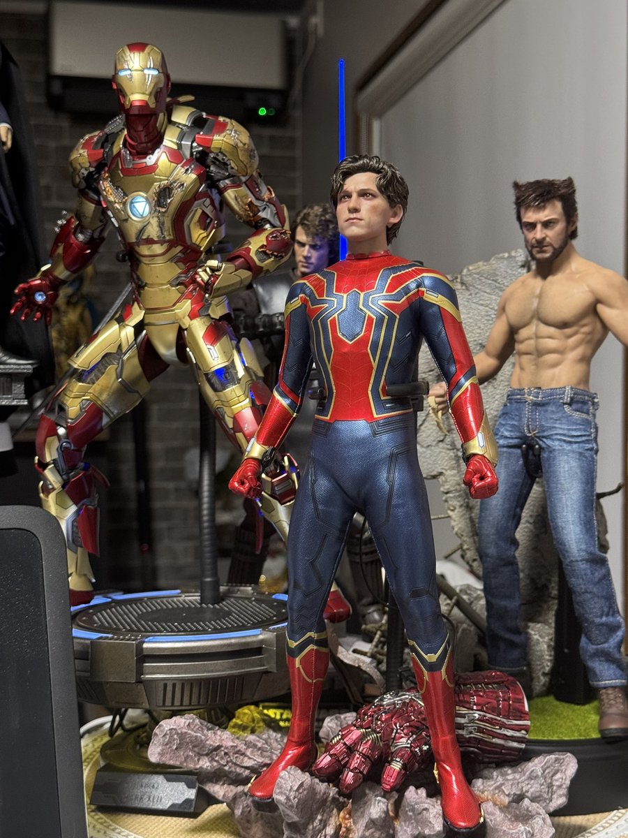 ギリギリ過ぎて年越しツイートできませんでした。😭🖋️🎍🌅
 
先ほど夜縛エクストラの11話も投稿でき、2025年も大変お世話になりました。m😌m🎍
今年も是非ウチの無様すぎるヒロイン達をよろしくお願いいたします。 