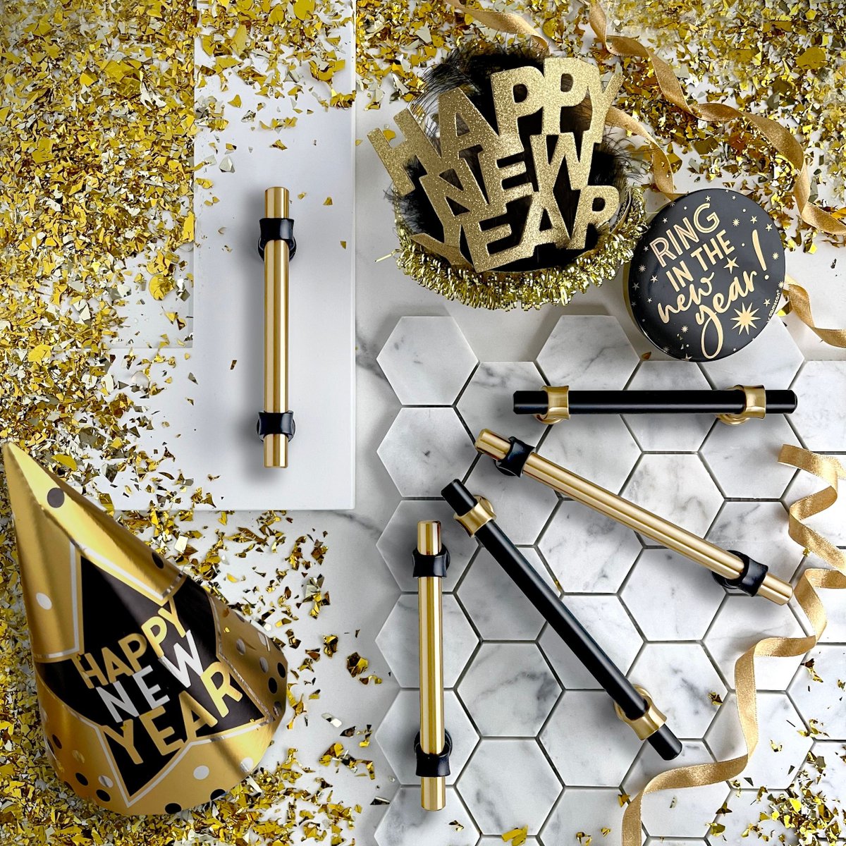 TopKnobs's tweet image. Ring in the new year with the effortless elegance of the Bit pulls! 🍾🥳

Featuring contrasting finishes in a single piece, they add the perfect touch of New Years Eve glam to any space!