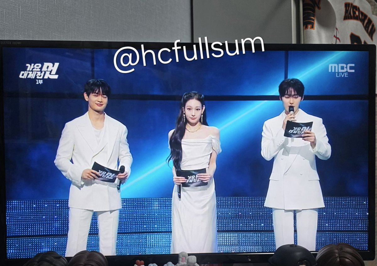 hcfullsum's tweet photo. 가요대제전 1부부터 2부 마지막 엔시티드림 드림이들 무대까지 전부 본.방.사.수. 완료👀🩷🩷 돈룩업 너무 갖고싶습니다.
너무 즐거운 2025년의 마지막부터 2026년의 시작까지 올해도 MBC와 함께했네요. 새해의 시작부터 화이팅!
#가요대제전 #MBCkpop #돈룩업 #NCTDREAM #엔시티드림 https://t.co/e0FziBY9vj