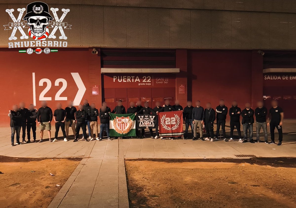 GATE22SFC's tweet photo. Se nos va  el 2025, año en el que hemos cumplido nuestro XX aniversario, pero el camino no acaba aquí. Larga vida a los ultras del Sánchez Pizjuan.
#20añosdefutbolyrevolucion
#50añostrastuescudo https://t.co/qGzNf6Tp22