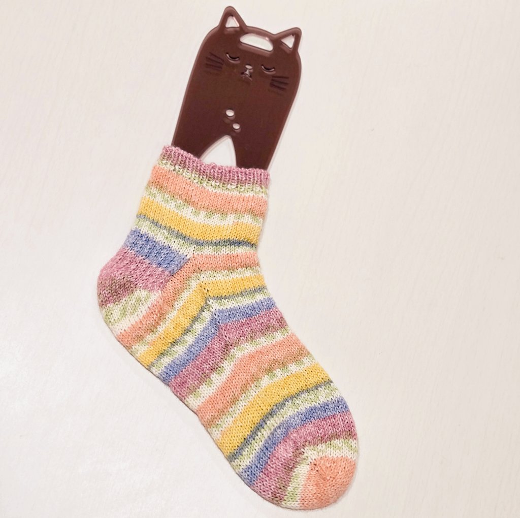 dango_please's tweet image. あけましておめでとうございます🎍

年明け早々に足の着画すみません🙇‍♀️
片足だけですが、無事に編めたこと報告したくて🧶

もう片方も完成まで頑張ります💪
本年もどうぞ温かく見守ってください。