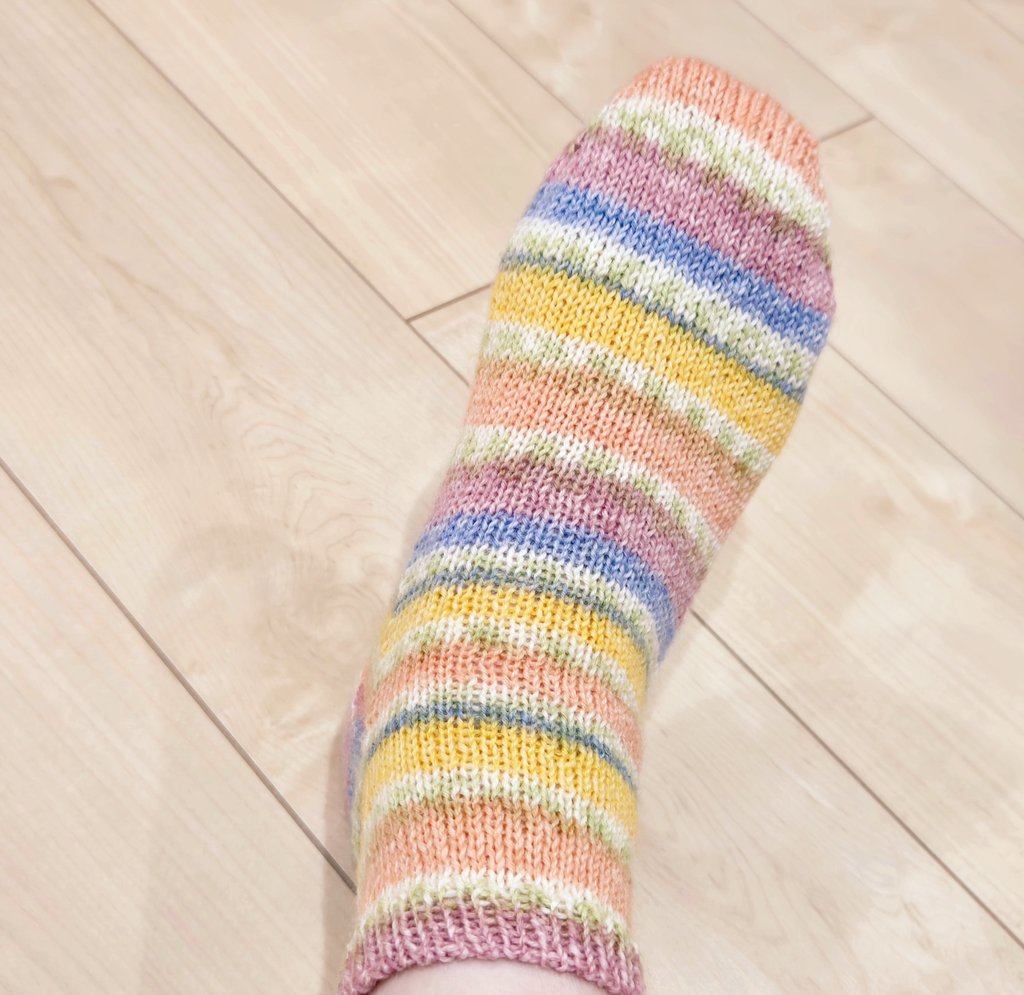 dango_please's tweet image. あけましておめでとうございます🎍

年明け早々に足の着画すみません🙇‍♀️
片足だけですが、無事に編めたこと報告したくて🧶

もう片方も完成まで頑張ります💪
本年もどうぞ温かく見守ってください。