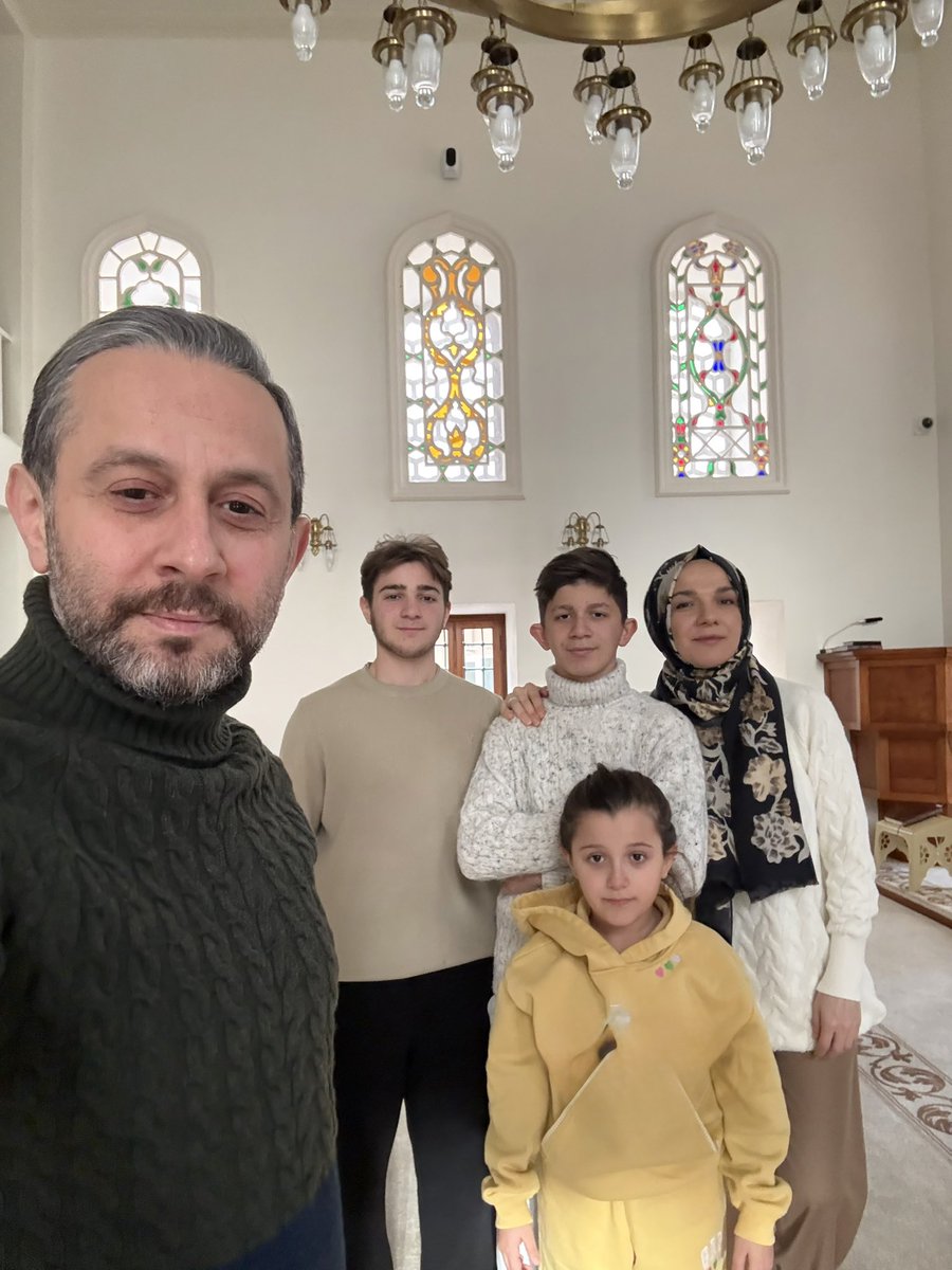 “AVM yerine CAMİ kültürü”
“Bir Aile Hikayesi”
2015–2025 | 10 YIL | 350. CAMİ

Tam on yıl önce, Bahçelievler’de evimize yakın bir AVM’de başlayan sessiz bir sorgulamaydı bu…
Gürültünün, kalabalığın ve telaşın ortasında kendimize şu soruyu sorduk:
AVM kültürüyle büyüyen bir nesil