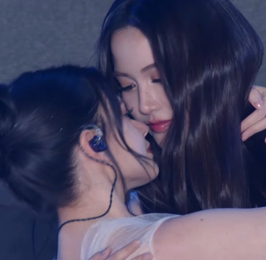 officialFBUS's tweet image. We’re getting ✨ Flashbacks ✨

SAROCHA REBECCA X CTW BYE2025
#CTWCountdown2026XFreenBecky