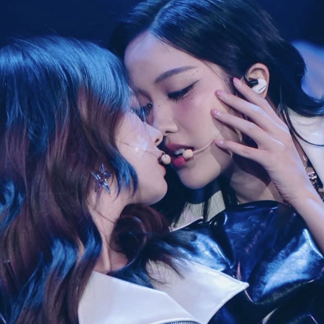 officialFBUS's tweet image. We’re getting ✨ Flashbacks ✨

SAROCHA REBECCA X CTW BYE2025
#CTWCountdown2026XFreenBecky