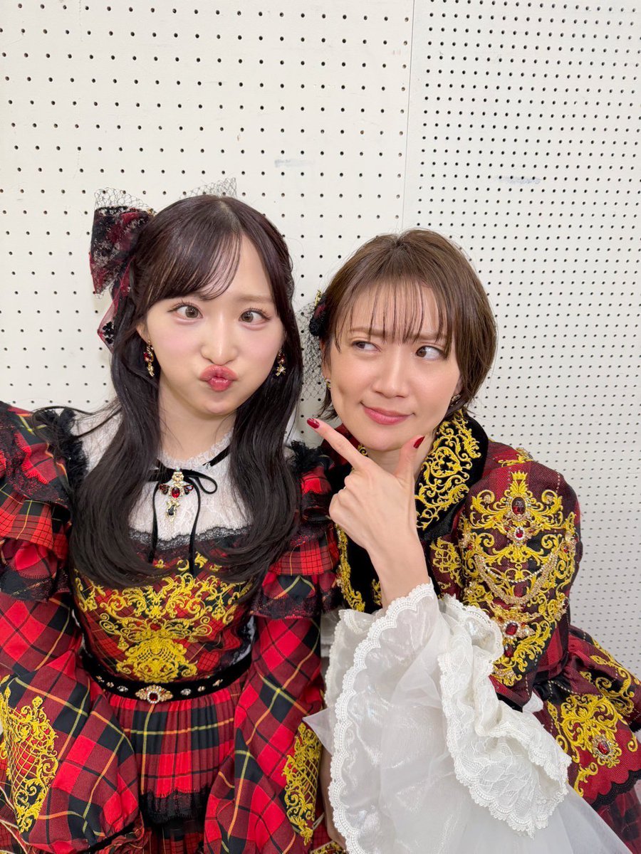 yuiyui_maromaro's tweet photo. 2025年やりきりました！！
凄く貴重な経験をたくさんできました。
一緒に20周年を盛り上げて下さった先輩方にとても感謝の気持ちで一杯です。

そして、みんなも自分もお疲れ様でした！

グループとして成長していけるやりがい、
たくさんの方に応援していただける嬉しさ
だけどこの気持ちを届けたくても伝わらない人たちもたくさんいるもどかしさと悔しさと
いろんな感情を感じた一年でした。
（2025年の総括だから思い切って言っちゃうけどきっと自分だけじゃないはず笑）
だからこそ変わっていかなきゃって強く思っています。

メ���バー、スタッフさんたち一丸となって21年目も先輩方から学んだ事を糧に、新たに前進、飛躍できるAKB48を
2026年は目指していきたいと思います。

#つなぐつながるAKB20周年
#NHK紅白