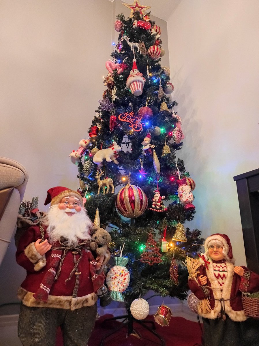 Yeni yıl çocukların aç kalmadığı, kadınların cinayete kurban gitmediği, hayvanların eziyet görmediği, işsizlerin iş bulduğu, yalanın, hırsızlığın, rüşvetin, ahlaksızlığın, adaletsizliğin... son bulduğu, güzel bir yıl olması dileğiyle yeni yılınız kutlu olsun.
#MutluYıllar2026