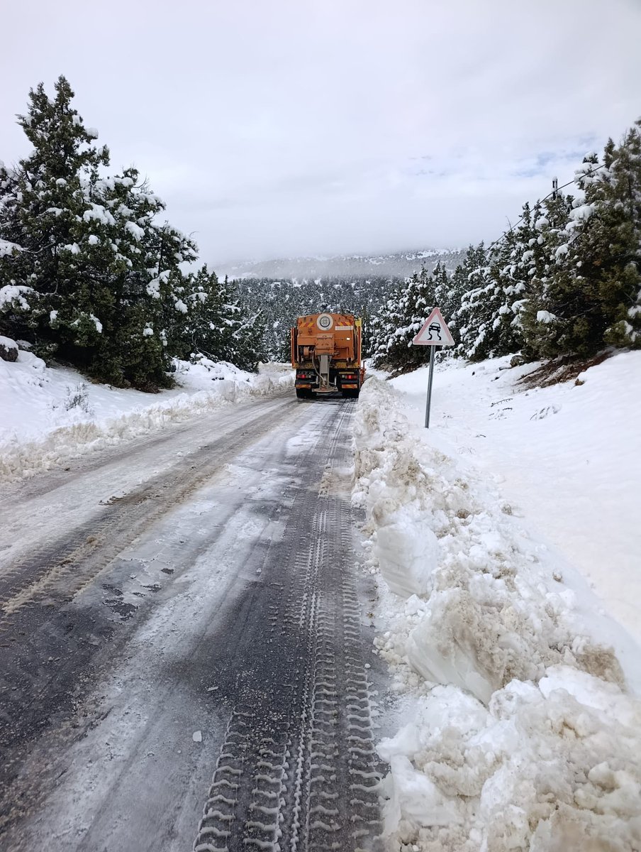 muglabsb's tweet photo. Kar yağışının etkili olduğu Seydikemer ilçemizin genelinde yol açma ve kar küreme çalışmalarımızı sürdürüyoruz. Ekiplerimiz, olumsuzluk yaşanmaması için tüm güzergâhlarda görev başında. https://t.co/9XTYcYRJTw