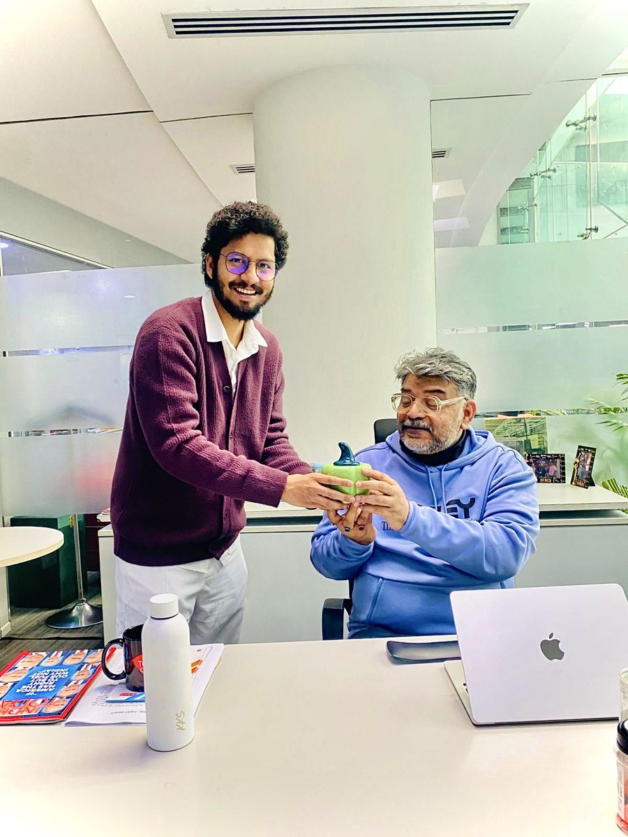 kuldeepmishra's tweet photo. ताऊ को शिमला मिर्च देकर सम्मानित करने का सौभाग्य प्राप्त हुआ. https://t.co/oPhkbQ9M7q