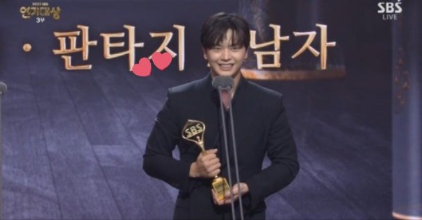 멜로디💙
우리 성재가 SBS 연기대상에서
🎊최우수연기상(휴먼•판타지 부문)🎊을 수상하며 새해부터 아주 기쁜 소식을 전해주었습니다🥳🎉

우리에게 제일 먼저 예쁜 말들을 한가득 전해주는 성재의 마음이 너무 잘 느껴졌어!
정말 축하해, 많이 사랑해!🫳🦊💕
#육성재_연기대상_최우수연기상_축하해