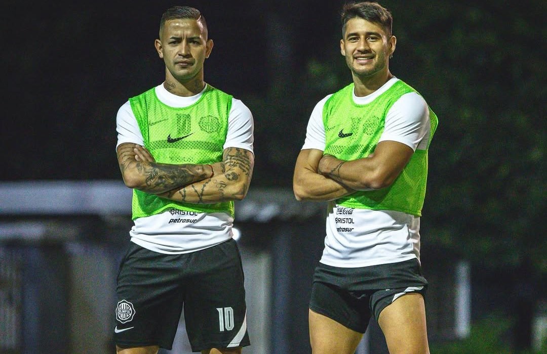 Iván "Tito" Torres, nuevo jugador del #Rayadito: "Yo sé que él (Derlis González) tarde o temprano va a recuperar todo el tiempo, las cosas pasan por algo, las lesiones no se le desean a nadie y deseo que se ponga bien y que pueda volver con todo".
#somosvssports
<a href="/Universo970py/">Universo 970 AM</a>