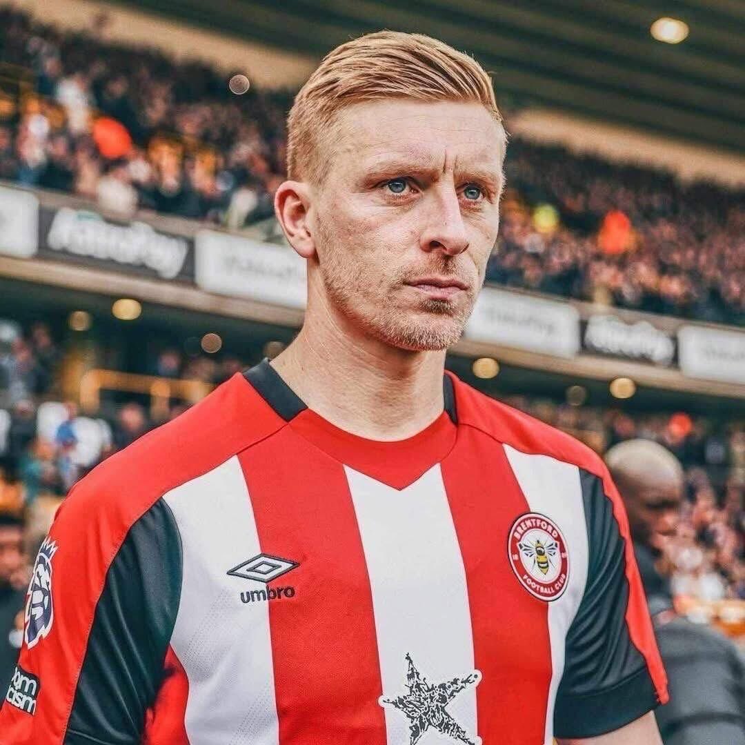 FTBLsection's tweet image. 🗣️ Ben Mee:

“Footballers play for the fans, not people in boardrooms. No one scores a goal or makes a last ditch tackle to earn the praise of the owners.

They do it for the feeling they get when the crowd roars.

 The feeling of elation when we win is the same as it was as a…