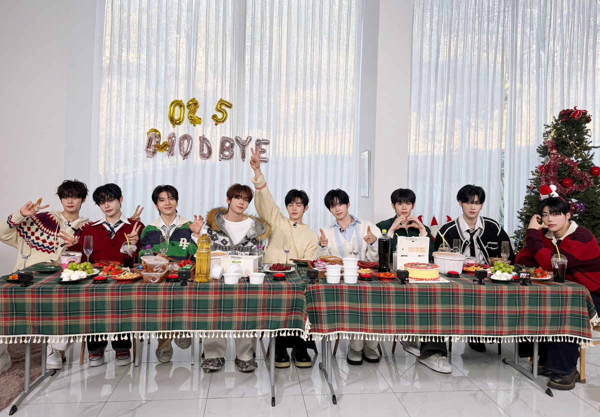 And with that,
The 2025 season has come to an end
—
2025년 한 해 동안 함께 빛나주셔서 감사합니다
2026년에는 서로를 더욱 사랑합시다