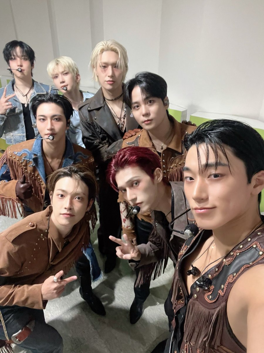 [📷] '2025 MBC 가요대제전' Behind Photo

힘찬 무대와 함께 행복한 새해 맞이🤗
'멋'진 1년이 될 수 있도록
에이티즈가 늘 함께할게요 (〃⌒▽⌒〃)

#ATEEZ #에이티즈