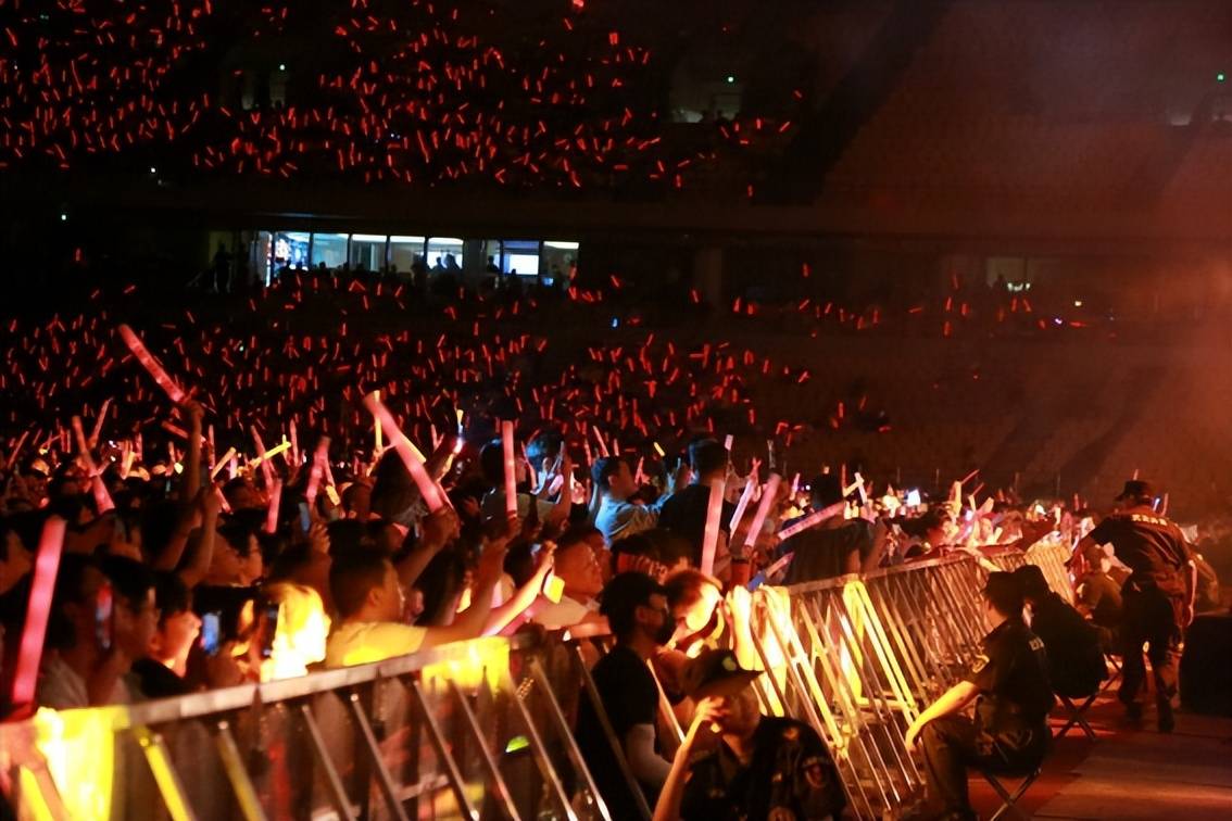 SherriYandry's tweet photo. 周末解锁《XX剧场之夜》！灯光亮起的瞬间，情绪跟着旋律跳——刚get前排视角的live直出，谁懂啊 散场还顺了限定周边，快乐超标预警 #演出打卡 #现场感拉满 https://t.co/LGhRQB3mqI