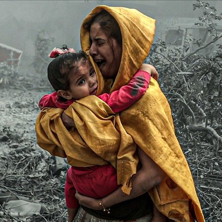 Dünyaca ünlü Jackie Chan: "Geçtiğimiz günlerde bir video izledim.

Çocuğa "Büyüyünce ne olacaksın?" diye soruyorlar. O da "Bizim burada çocuklar büyümez" diyor.

Evet Gazze, Gazze'nin çocukları."