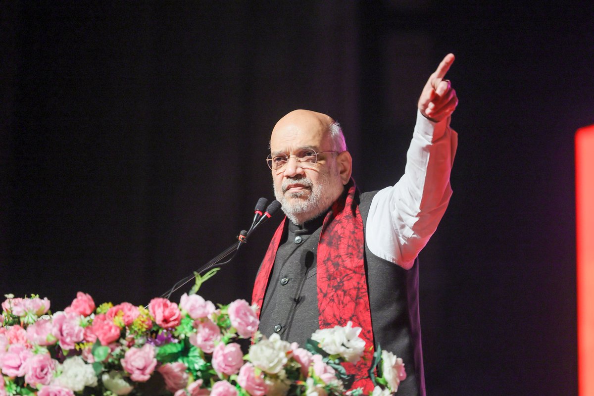 AmitShah's tweet photo. पश्चिम बंगाल में TMC के भ्रष्टाचार, हिंसा, तुष्टीकरण और कुशासन के खिलाफ प्रचंड जनाक्रोश है, जो कि ‘परिवर्तन’ का बहुत बड़ा संकेत है। आज @BJP4Bengal कोलकाता जोन के चार जिलों के कार्यकर्ताओं ने घुसपैठिया मुक्त बंगाल बनाने और ममता सरकार को हटाने के संकल्प दोहराए।

आने वाले तीन महीनों में हमारे कार्यकर्ता एकजुट होकर हर बूथ पर कमल खिलाएँगे और प्रदेश में भाजपा की मजबूत सरकार बनाएँगे।

পশ্চিমবঙ্গে তৃণমূল কংগ্রেসের দুর্নীতি, হিংসা, তোষণনীতি ও কুশাসনের বিরুদ্ধে আজ সাধারণ মানুষের মনে প্রবল ক্ষোভ জমেছে, এটাই আসন্ন ‘পরিবর্তন’-এর সবচেয়ে স্পষ্ট ইঙ্গিত। আজ কলকাতা জোনের অন্তর্গত চার জেলার বিজেপি কর্মীরা অনুপ্রবেশমুক্ত বাংলা গড়ে তোলার দৃঢ় শপথ নিয়েছেন এবং মমতা সরকারের শিকড় উপড়ে ফেলার অঙ্গীকার করেছেন।

আগামী তিন মাসে বিজেপির কর্মীরা ঐক্যবদ্ধভাবে প্রতিটি বুথে পদ্মফুল ফোটাবেন এবং বাংলায় একটি শক্তিশালী বিজেপি সরকার গঠনের লক্ষ্যে নিরলসভাবে কাজ করবেন।