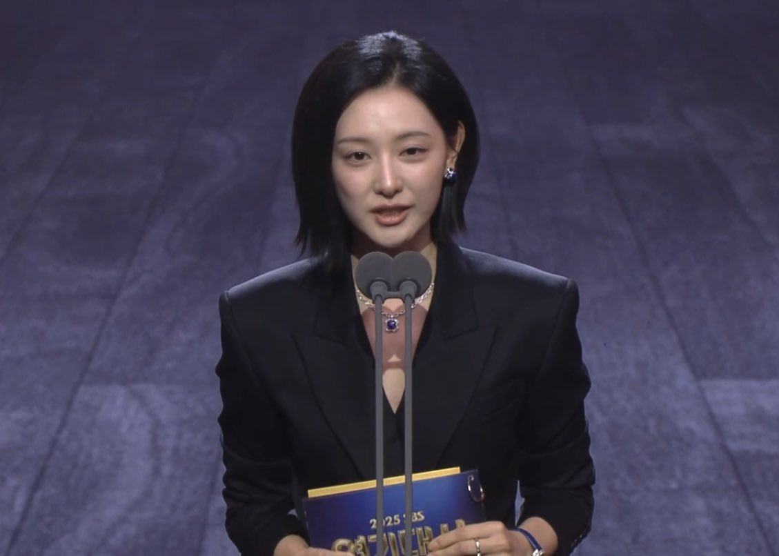 ㅁㅊ 수트 김지원 용안 미쳤다는 말밖에 안나옴..