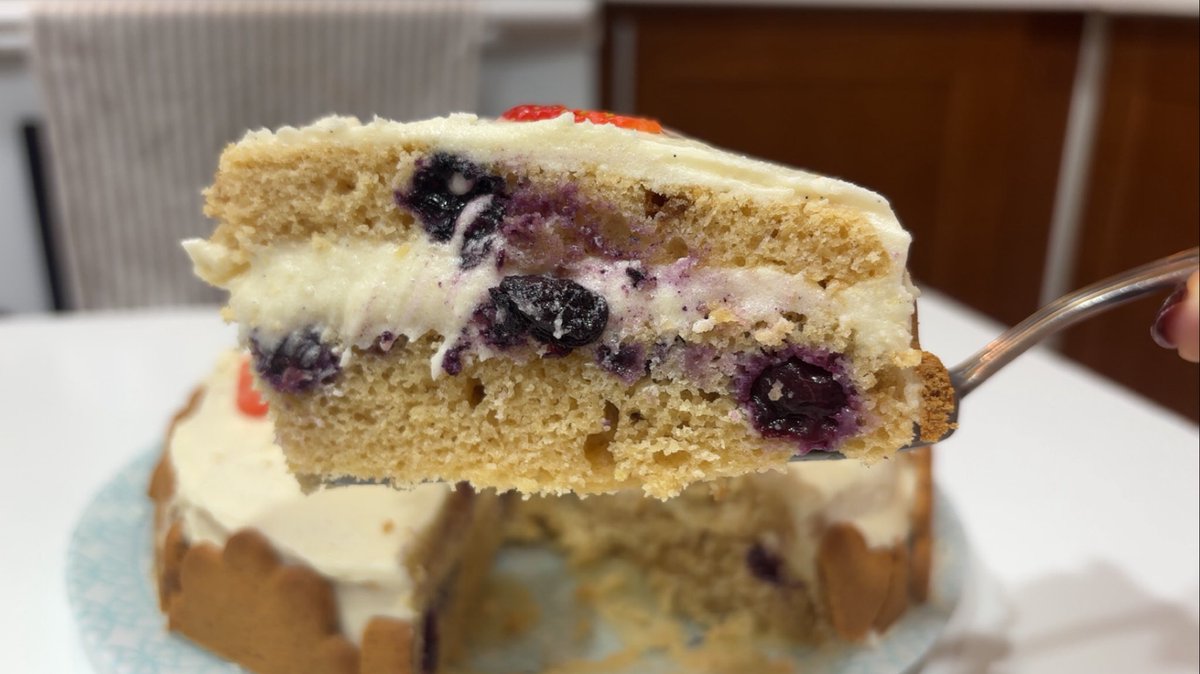 ih8mylyfkmn's tweet image. Lemon blueberry cake with cream cheese vanilla bean frosting, topped with strawberries, and almond thins on the side! &amp;lt;3 🍋🫐🍓🍰