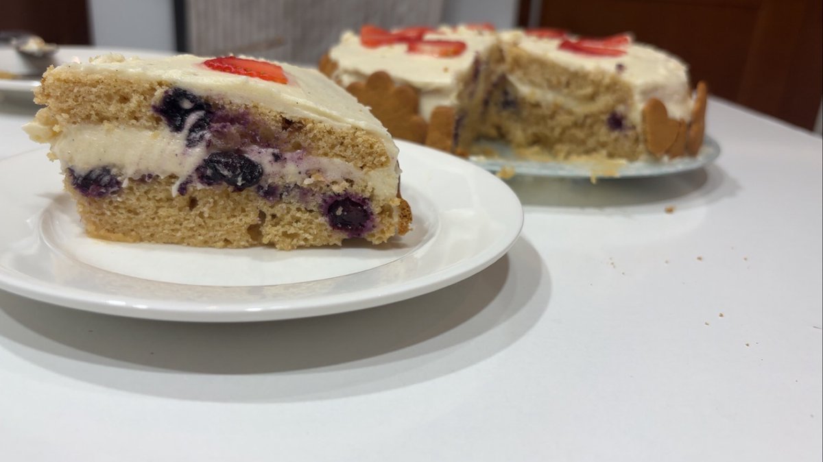 ih8mylyfkmn's tweet image. Lemon blueberry cake with cream cheese vanilla bean frosting, topped with strawberries, and almond thins on the side! &amp;lt;3 🍋🫐🍓🍰