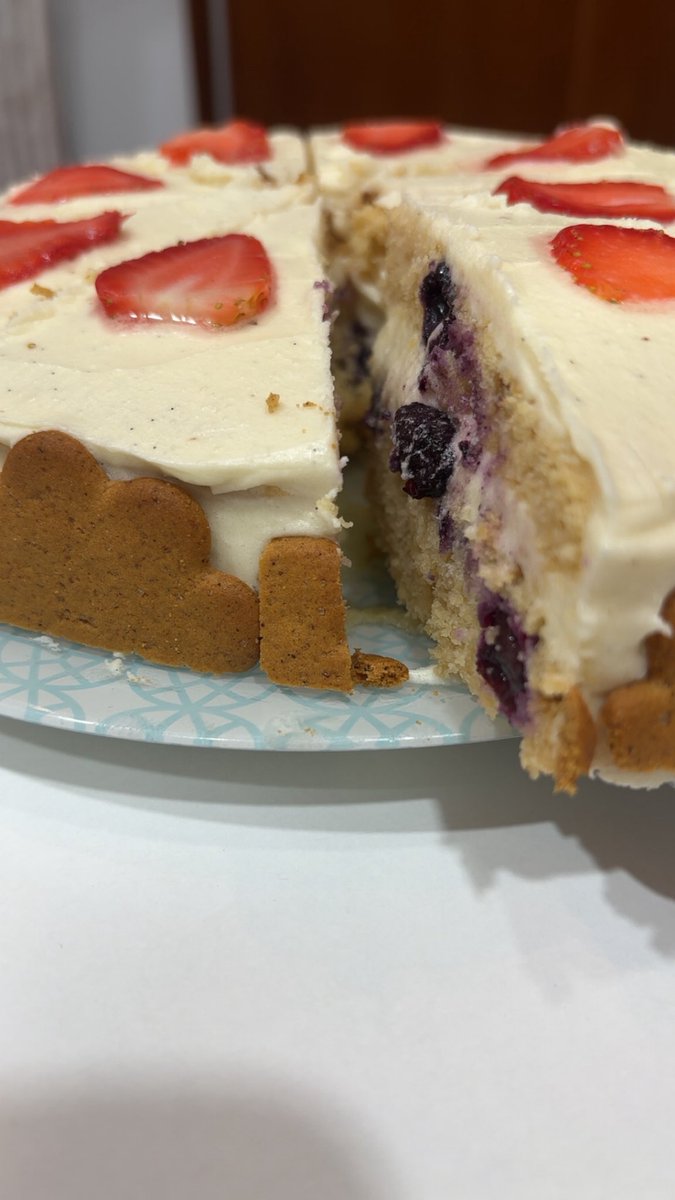 ih8mylyfkmn's tweet image. Lemon blueberry cake with cream cheese vanilla bean frosting, topped with strawberries, and almond thins on the side! &amp;lt;3 🍋🫐🍓🍰