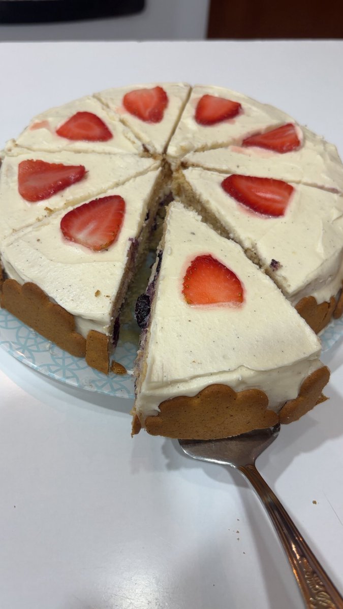 ih8mylyfkmn's tweet image. Lemon blueberry cake with cream cheese vanilla bean frosting, topped with strawberries, and almond thins on the side! &amp;lt;3 🍋🫐🍓🍰