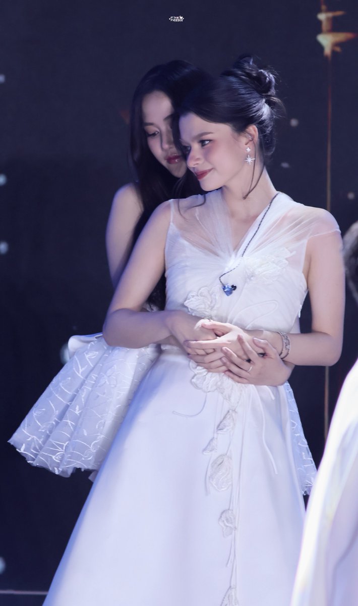 freenkyMYY's tweet image. so it’s p’freen’s hand around bec’s waist with bec’s hand over it and then saro’s hand holding hers again i’M FINE I’M OKAY DON’T WORRY

SAROCHA REBECCA X CTW BYE2025
#CTWCountdown2026XFreenBecky