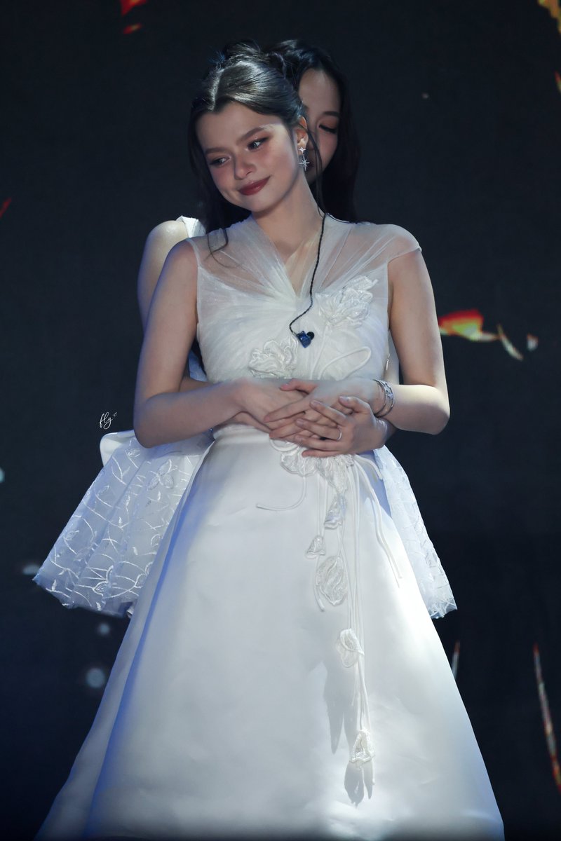 freenkyMYY's tweet image. so it’s p’freen’s hand around bec’s waist with bec’s hand over it and then saro’s hand holding hers again i’M FINE I’M OKAY DON’T WORRY

SAROCHA REBECCA X CTW BYE2025
#CTWCountdown2026XFreenBecky