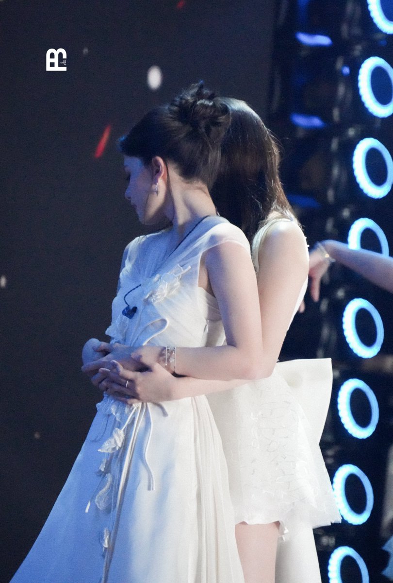 freenkyMYY's tweet image. so it’s p’freen’s hand around bec’s waist with bec’s hand over it and then saro’s hand holding hers again i’M FINE I’M OKAY DON’T WORRY

SAROCHA REBECCA X CTW BYE2025
#CTWCountdown2026XFreenBecky