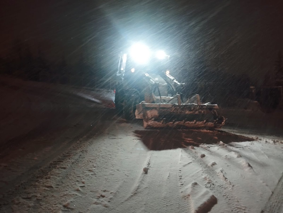 Karla mücadele ekiplerimiz tuzlama ve kar küreme çalışmalarına tüm hızıyla devam ediyor. ❄️🌨️🚜

Güvenli ulaşım için ekiplerimiz 7/24 çalışmalarını sürdürmeye devam edecek. 🤜🤛