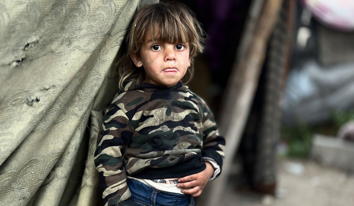 🔴 Jackie Chan:

Geçtiğimiz günlerde bir video izledim.

Çocuğa "Büyüyünce ne olacaksın?" diye soruyorlar. O da "Bizim burada çocuklar büyümez" diyor.

Evet Gazze, Gazze'nin çocukları.