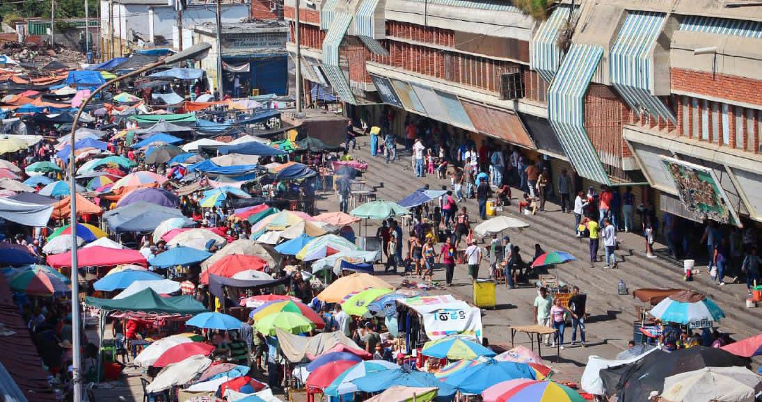 #Maracaibo vuelve a brillar! Este jueves #1Ene, el Alcalde <a href="/gcdimartino/">Giancarlo Di Martino Tarquinio</a> realizará saneamiento integral en la Av. Libertador desde las 7 am.
​🚫 Cierre preventivo: Desde Puente España hasta El Milagro a partir de las 6 am.Tome sus previsiones! 🚗💨 #EquipoQueNoSeRinde
#PRELEMI