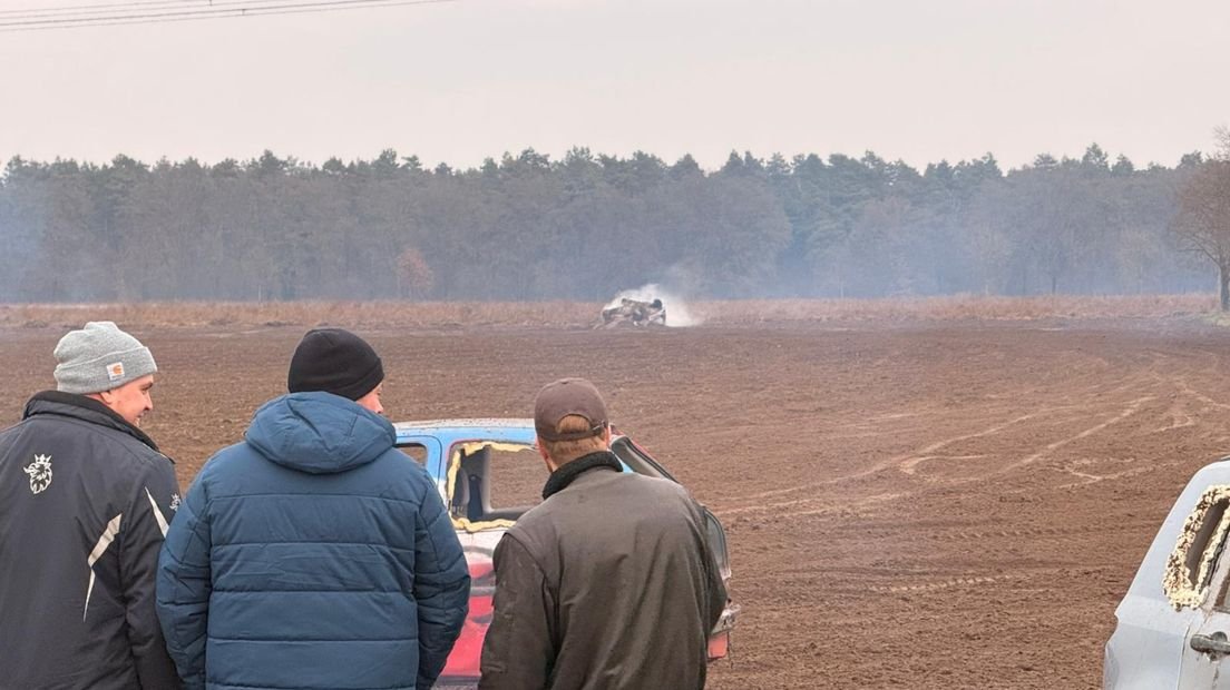 Auto vat vlam tijdens oudjaarscross in Montfort