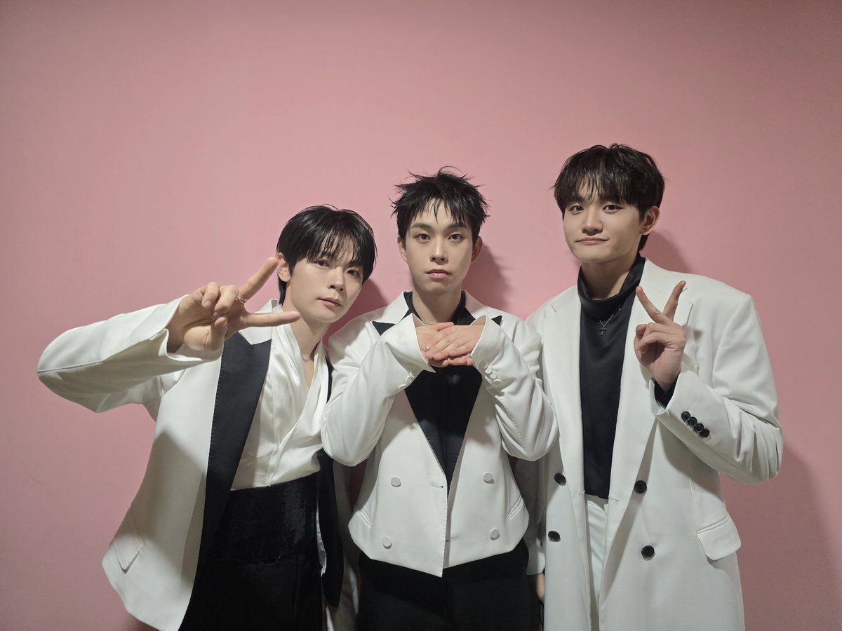 [#LUCY] '2025 MBC 가요대제전' 완료 ✔️

왈왈이와 함께했던 행복한 2025년.
2026년 광일이와 함께 더 좋은 추억 많이 만들어요💙

#루시 #신예찬 #최상엽 #조원상