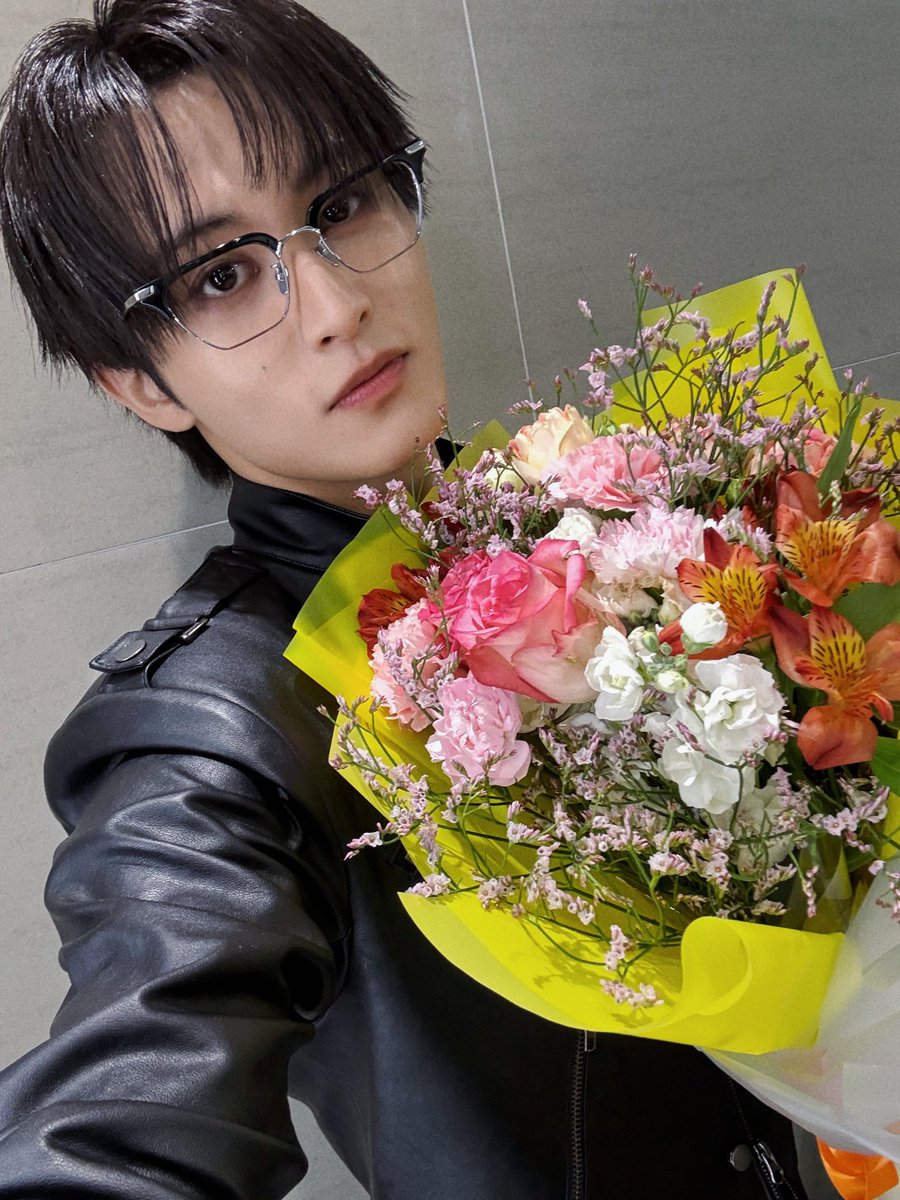 Hai adek adek..
Maaf gak abang mention kalian satu², gak ada tenaga jempol abang
Terima kasih ya adek sudah melengkapi 2025 abang, hadir di setiap harinya abang. 
Terima kasih sudah kuat dan bertahan sejauh ini. Abang bangga sama kalian
Sehat terus dan bahagia selaluu yaa di 2026