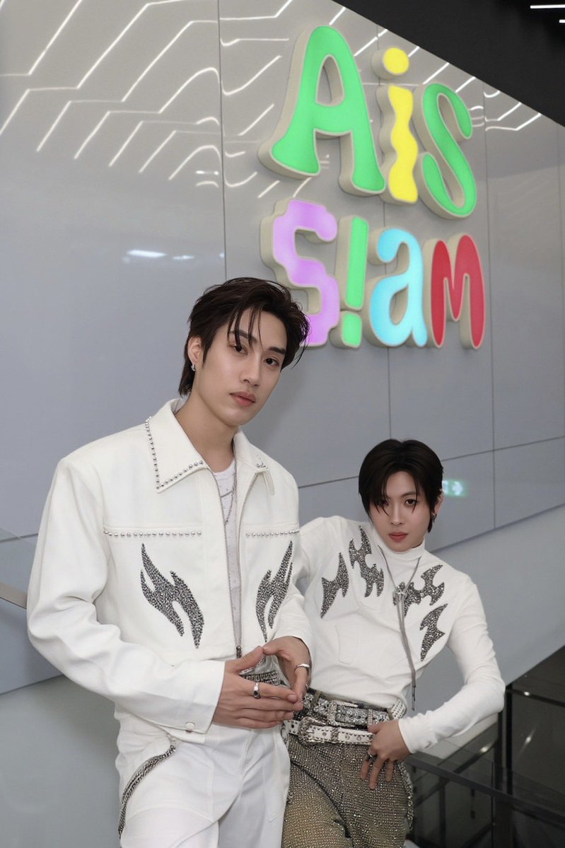 DMDMusicTH's tweet image. พบกับ “เติ้ล” และ “เฟิร์สวัน” Siam Square Street Of Dreamz 2026 presented by AIS SIAM  🎆✨

TFO COUNTDOWN AT SIAM
#AISSIAMxTleFirstOne
#TLE_mtm @TLE_mtm
#FirstOne @firstone_wnk
#DMDMUSIC