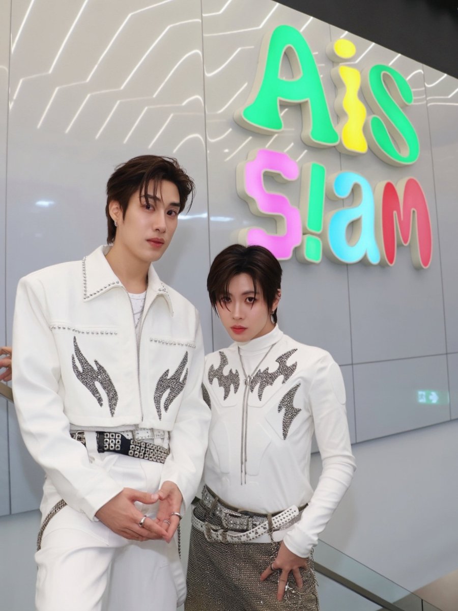 DomundiTV's tweet image. “เติ้ล” @TLE_mtm และ “เฟิร์สวัน” @firstone_wnk พร้อมเจอกับทุกคนแล้วในงาน Siam Square Street Of Dreamz 2026 presented by AIS SIAM ✨️

TFO COUNTDOWN AT SIAM 
#AISSIAMxTleFirstOne