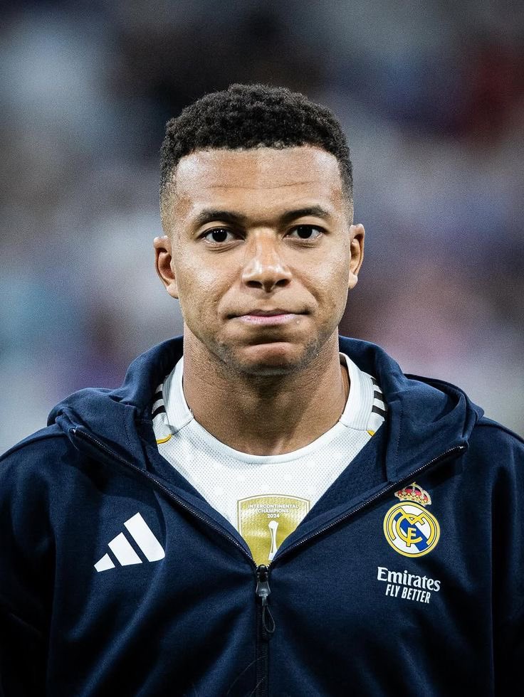 El jugador que más facil ha tenido la cadena de mejor del mundo en la historia.

El único jugador que les ignoran las borradas y los malos partidos decisivos por destacar en los otros 3 contra rivales de mejor categoría 

En 2019, 2020, 2021, 2023, 2025 ocurrio lo de siempre, ya