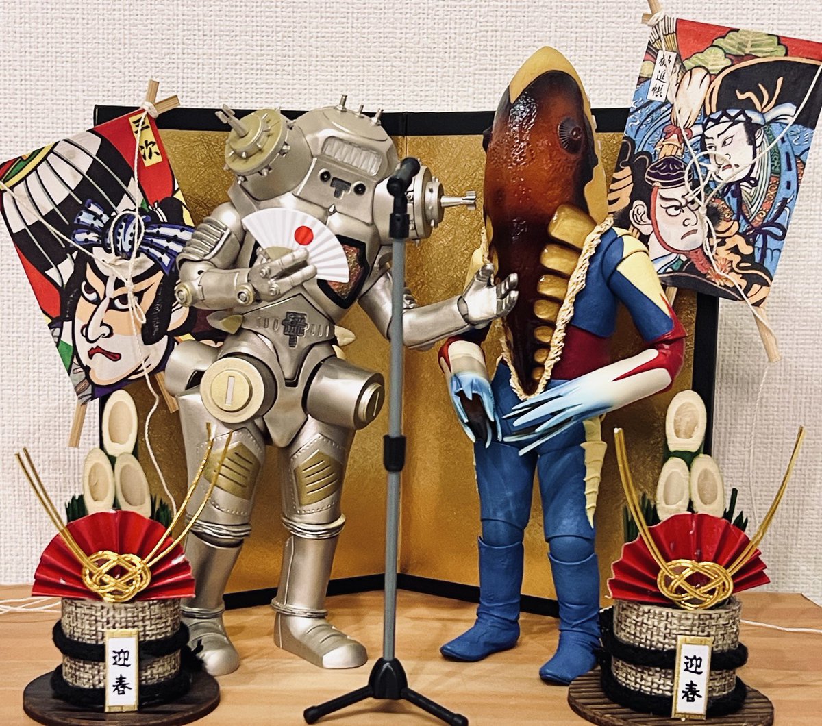 🎍あけましておめでとうございます🎍

百均の門松とマイクの間にフィギュアを立たせるとなんだかめでたい雰囲気になりますとともに、今年も楽しいおもちゃ年でありますよう