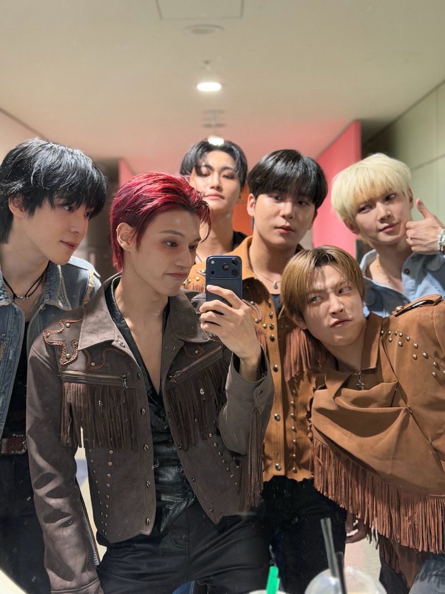 우영이가 새해선물로 멤버들이랑 같이 찍은 거울 셀카 보내줌🖤