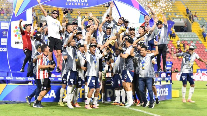 Data1924's tweet photo. 🏟️⏰⚽️🅰️ #Junior2025 #FinDeAño #Jugadores #Parte2 (25/50)
Joel Canchimbo: 14 partidos, 329 minutos, 3 goles, 1 asistencia
Bryan Castrillón: 54 partidos, 2681 minutos, 11 goles, 7 asistencias
Deiber Caicedo: 13 partidos, 496 minutos, 1 asistencia
Jesús Manuel Díaz: 4 partidos, 58 minutos
José Enamorado: 53 partidos, 3011 minutos, 11 goles, 7 asistencias
Guillermo Paiva: 52 partidos, 3372 minutos, 12 goles, 7 asistencias
Marco Pérez: 3 partidos, 41 minutos
Andrés Steven Rodríguez: 54 partidos, 1783 minutos, 12 goles
Miller Bacca: 5 partidos, 117 minutos
Carlos Bacca: 20 partidos, 1103 minutos, 4 goles, 3 asistencias
Teófilo Gutiérrez: 42 partidos, 1508 minutos, 2 goles, 4 asistencias
Mauro Silveira: 27 partidos, 2419 minutos
Lucas Monzón: 9 partidos, 480 minutos
Guillermo Celis: 25 partidos, 1748 minutos
Jesús Rivas: 28 partidos, 1661 minutos, 3 goles
Jhon Fredy Salazar: 17 partidos, 791 minutos
Carlos Esparragoza: 25 partidos, 1246 minutos, 1 asistencia
Stiwart Acuña: 4 partidos, 34 minutos
Diego Mendoza: 2 partidos, 73 minutos
Yeison Suárez: 30 partidos, 2565 minutos, 1 gol, 5 asistencias
Jermein Zidane Peña: 21 partidos, 1772 minutos, 1 gol
Alexander Licona: 0 partidos
Sebastián Borja: 1 partido, 9 minutos
Carlos Olmos: 0 partidos
Omar Cassiani: 0 partidos