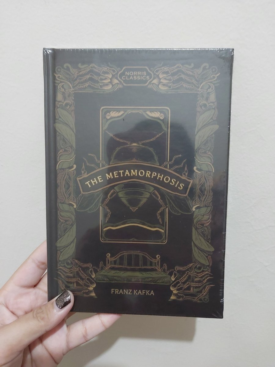 KimYaySong's tweet photo. 99. The Metamorphosis-Franz Kafka
📚 mine
Gaya terjemahnya enak dibaca. Skenario ini adl mimpi buruk kalo kita di jaman now juga berubah fisik jadi serangga. Kesadaran fully kita tapi badan binatang. Hebat banget gmn ceritanya semua orang langsung percaya &amp; ga ngobatin dia https://t.co/JjgFLdUSvJ