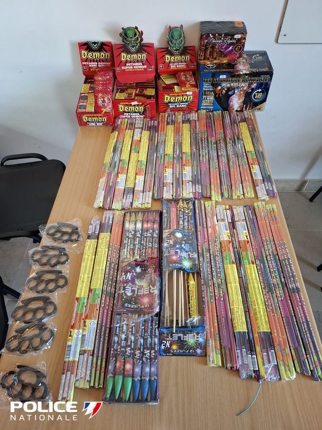 🚨 #NouvelAn | La vente d'artifices est interdite dans le Vaucluse. La police a saisi de nombreux pétards et feux d'artifice dans plusieurs épiceries. Ces actions protègent votre sécurité et celle des autres. Respectez la réglementation pour des fêtes de fin d'année sûres! 🎇