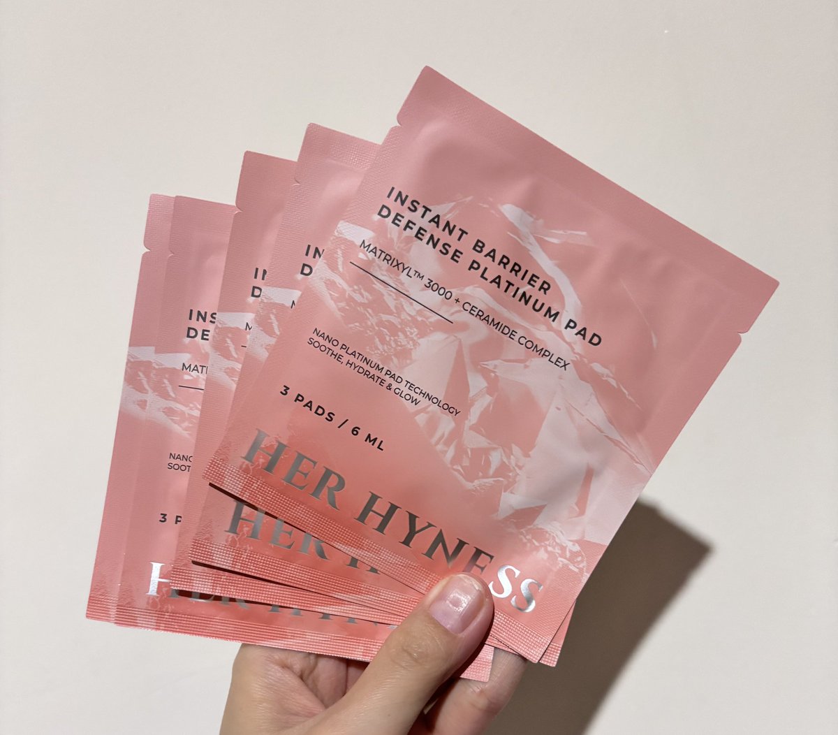 PangLReview's tweet image. มาค้าบบบ ข้ามปีกับแพดขาว Herhyness บูสต์ผิวให้กลาสสกินกันไปเลย เป็นการมอบความรักให้ผิวตัวเองที่ดีมาก เค้าเป็นแพดที่ชุ่มชื้นมากจริงๆ แผ่นอุ้มเซรั่มแบบฉ่ำ อยากผิวโกลว์ใส กลาสสกิน ต้องลองละจ้า คืนนี้ขอสวยข้ามปีน๊าา อิอิ